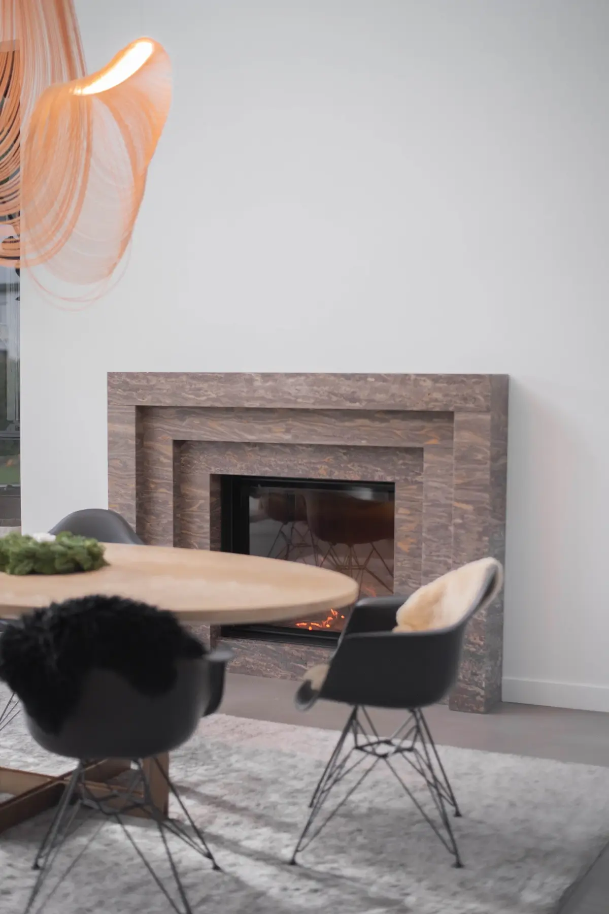 Moderner Kamin aus Naturstein – klare Geometrie und hochwertige Ausstrahlung für stilvolles Wohnen